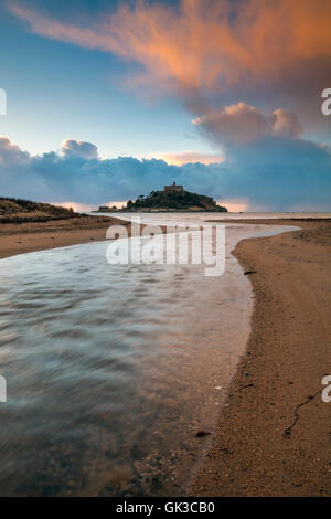 St Michael's Mount in Cornovaglia catturati al tramonto. Foto Stock