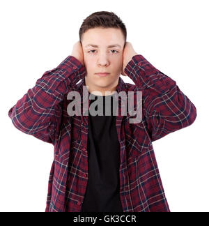 Ragazzo chiudendo il suo orecchio con le mani, isolato su bianco Foto Stock