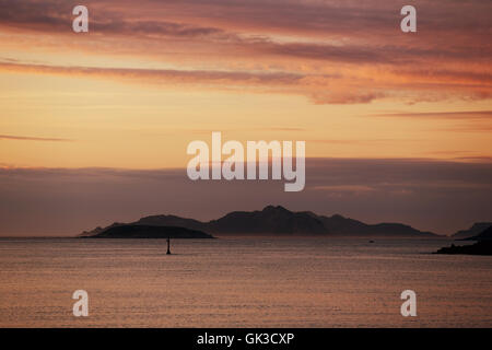 Il tramonto dalla spiaggia di Baiona, Galizia, Spagna. Vista delle Isole Cies Foto Stock