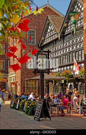 Golden Square e l'Orzo Mow Inn circa 1561 al centro citta' di Warrington, Cheshire. Foto Stock