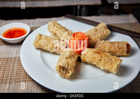 Vietnamita di verdure fritte involtini primavera. Hoi An, Quang Nam Provincia, Vietnam. Foto Stock