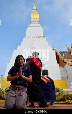 Donna Thai travel visita e ritratto pregando Chedi e statua del Buddha di Phra That Choeng Chum tempio in Sakon Nakhon, Thailandia Foto Stock