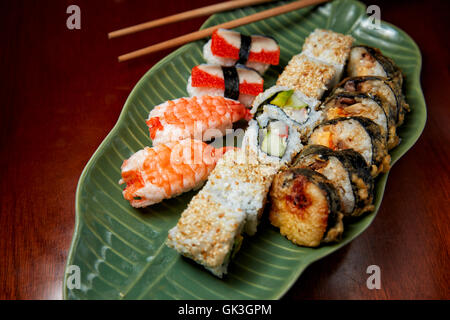 Sushi misti e rotoli piatto. Tinta, Vietnam. Foto Stock