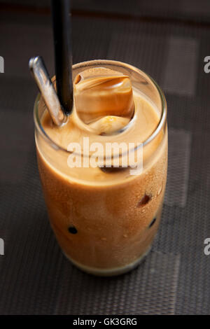 Il vietnamita caffè ghiacciato con latte condensato (Ca Phe Sua Da). Hoi An, Quang Nam Provincia, Vietnam. Foto Stock
