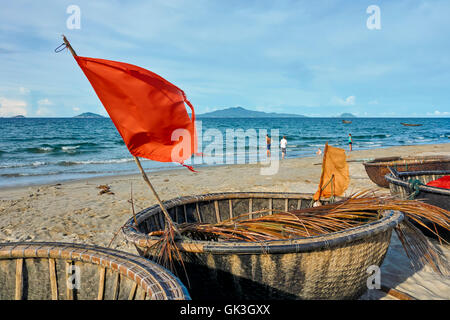 Tradizionale vietnamita coracles alla spiaggia di Cua Dai. Hoi An, Quang Nam Provincia, Vietnam. Foto Stock