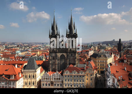 Piazza della città vecchia chiesa di Tyn Praga Foto Stock