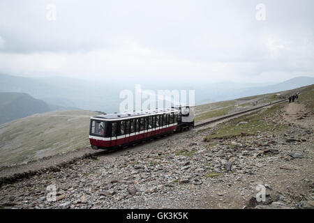 Il treno sul Monte Snowdon che porta le persone in cima del vertice Foto Stock