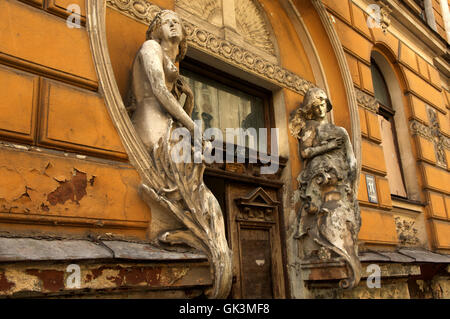 25 ago 2011, Riga, Lettonia --- Art Nouveau figure scolpite in facciate di Art Nouveau edifici, Riga, --- Image by © ger Foto Stock