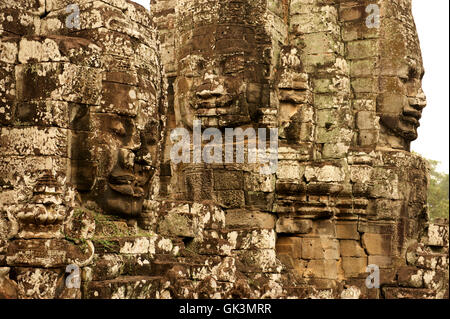 17 gen 2012, Siem Reap, Cambogia --- la più gigantesca pietra intagliata capi di Re Jayavarman VII caratterizzano la maggior parte mysti Foto Stock