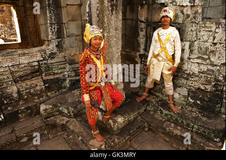 17 gen 2012, Siem Reap, Cambogia --- ballerini indossano Khon (maschere),i, Bayon Angkor Thom, Siem Reap, Cambogia --- Image by © ger Foto Stock