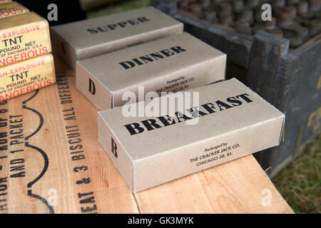 Lytham St Annes, Lancashire, Inghilterra, Regno Unito --- razione caselle visualizzate come raccogliere gli appassionati per anni quaranta weekend su Lytham Gree Foto Stock