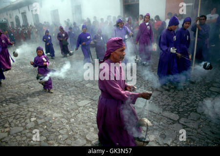 Ca. Marzo 1993, Antigua, Guatemala --- cerimoniale di assistenti di portare i bruciatori di incenso lungo una processione Settimana Santa (S Foto Stock