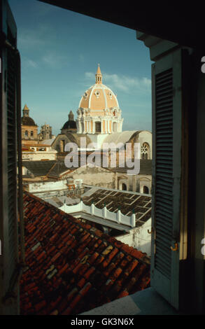 Ca. 1980-1995, Cartagena, Colombia --- una camera di serrande aperte per mostrare una vista San Pedro Claver Chiesa, Cartagena, Colombia. --- Foto Stock