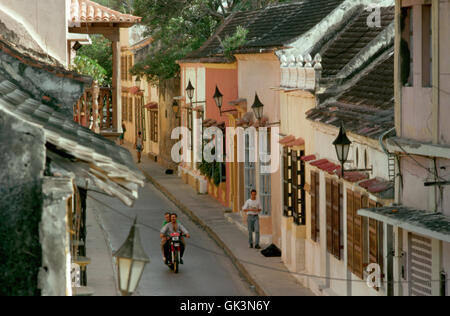 Ca. 1980-1995, Cartagena, Colombia --- una unità di moto oltre le case basse delle mura di cinta della città di Cartagena, Colombia. --- Ima Foto Stock