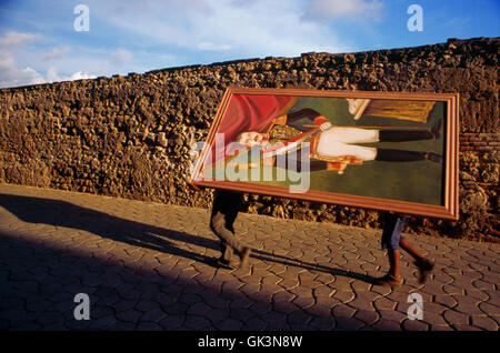 Ca. 1980-1995, Cartagena, Colombia --- due gestori d'arte Trasporti un ritratto dipinto di Antonio José de Sucre. Cartagena, Colom Foto Stock