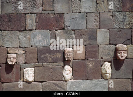 Ca. 1985-1995, Bolivia --- Pre-Inca scolpito le teste di pietra dalla cultura Tiwanacu impostato in una parete. | Posizione: Tiwanacu, La Paz D Foto Stock