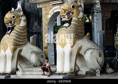 Ca. 2003, Yangon, Birmania --- Chinthes, mitico half-lion, semi-drago guardiani del tempio, stand al di fuori di un ingresso a Shwe Dagon Foto Stock