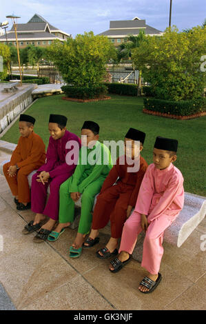 Ca. 2003, Bandar Seri Begawan, Brunei --- ragazzi musulmani in Brunei in attesa per le preghiere del venerdì --- Image by © Jeremy Horner Foto Stock
