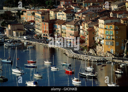 Ca. 2003, Villefranche-sur-Mer, Francia --- velieri ormeggiati nel Mediterraneo fuori la città francese di Villefranche-sur Foto Stock