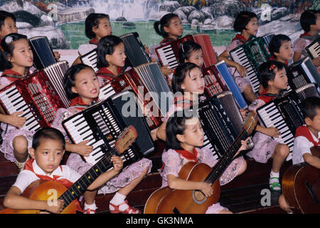 Pyongyang Corea del Nord --- studenti di musica da il Palazzo dei Bambini di eseguire --- Image by © Jeremy Horner Foto Stock