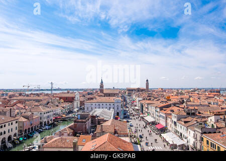Chioggia, Italia - 30 Aprile 2016: vista del famoso italiano città turistica, conosciuta come la piccola Venezia, in una giornata di sole Foto Stock