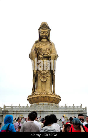 Luglio 19, 2015. Putuoshan, Cina. I turisti cinesi sotto la grande bronzo Guanyin mare dea statua del Buddha sull isola di Pu Foto Stock