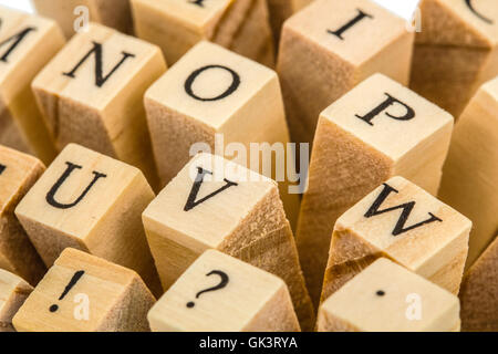 Lettere dell'alfabeto inglese sulle estremità delle barre di legno Foto Stock