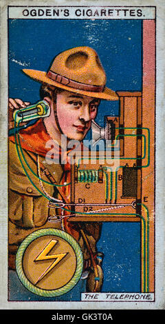 Ogden di carta di sigaretta di un boy scout usando un telefono Foto Stock