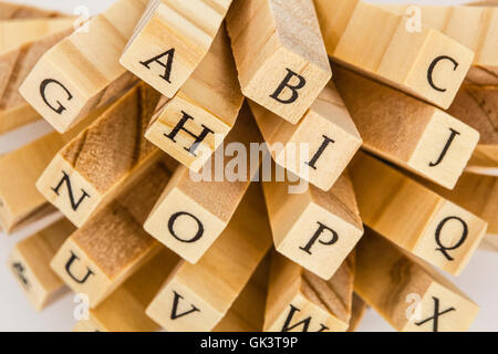 Lettere dell'alfabeto inglese sulle estremità delle barre di legno Foto Stock