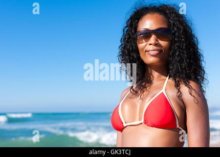 Donna attraente in Bikini sulla spiaggia Foto Stock