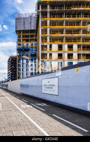 Woolwich, Londra. Regio Arsenale Riverside - Berkeley case di sviluppo utilizzando edifici vecchi e nuovi di costruire blocchi di appartamenti Foto Stock
