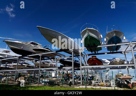 Barche su scaffalature a Chandlers, Penarth Road, Cardiff, Galles. Foto Stock