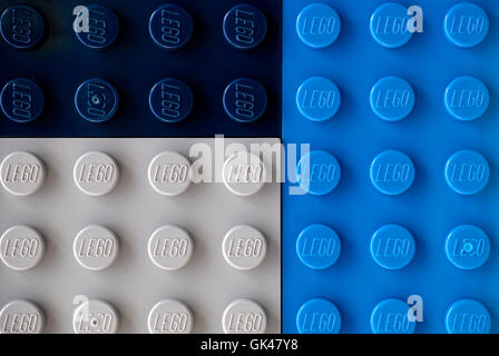 Tambov, Federazione Russa - Luglio 24, 2016 tre piastre di base Lego - blu, blu scuro, grigio. Studio shot. Foto Stock