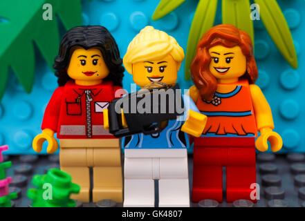 Tambov, Federazione Russa - Luglio 24, 2016 Tre ragazza Lego minifigures rendere selfie. Studio shot. Foto Stock