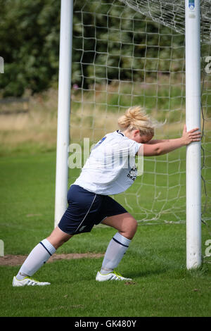 Stretching prima della partita di calcio Foto Stock