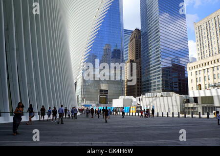 L'occhio (Westfield Mall) con lo sfondo di uno e due World Trade Center towers in New York City, New York, Stati Uniti d'America Foto Stock