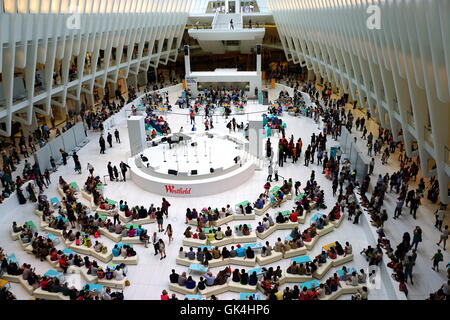 La folla all'interno dell'Oculus nella grande apertura del Westfield Mall al World Trade Center a New York City, New York, USA Foto Stock