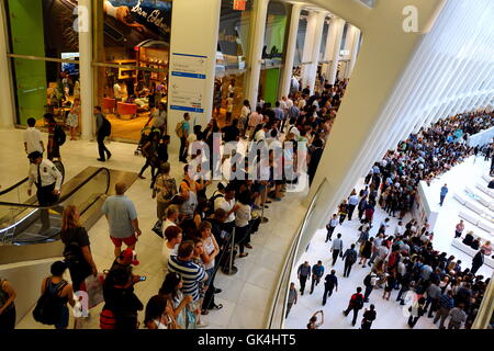 La folla all'interno dell'Oculus nella grande apertura del Westfield Mall al World Trade Center a New York City, New York, USA Foto Stock