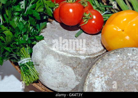 Formaggio Pecorino lavorazione tipica della Sardegna esposti per la vendita, Seneghe, Sardegna Foto Stock