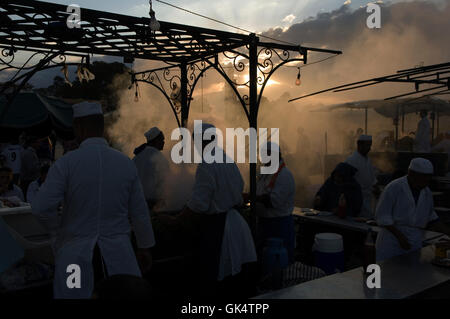 2006 a Marrakech, Marocco --- i fornitori di prodotti alimentari, parte integrante della vita di Marrakech, preparare il cibo in Djemaa el Fna (piazza principale); t Foto Stock