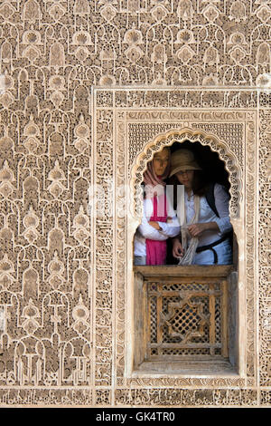 2006 a Marrakech, Marocco --- per i turisti che visitano la riccamente decorate medersa Ben Youssef. --- Image by © Jeremy Horner/Corbi Foto Stock