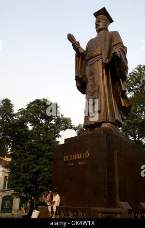Una statua di Ly Thai, imperatore e fondatore della dinastia Ly, in Indira Gandhi Park, Hanoi. --- Image by © Jeremy Horner Foto Stock