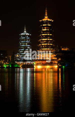 Guilin, Guangxi Zhuang Regione autonoma, Cina --- Luna Pagoda e sun pagode on Shan Hu, chiamato anche Fir Lake, in Guilin, Chi Foto Stock