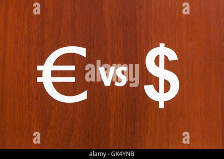 Carta Moneta segni, Euro VS Dollaro. Abstract immagine concettuale Foto Stock