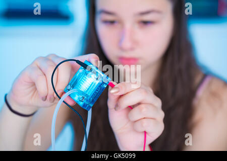 Studente teen ragazza con esperimento PEM con membrana a scambio protonico reversibile a cella a combustibile Foto Stock