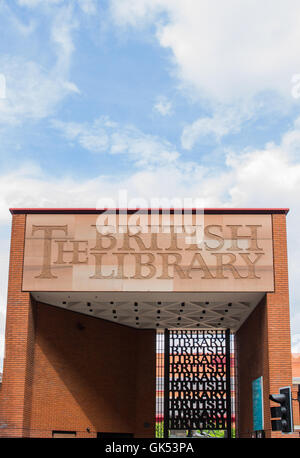 Il rosso mattone firmare all'ingresso principale della British Library di Londra, che è una delle più grandi biblioteche del mondo. Foto Stock