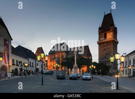 Perchtoldsdorf: Piazza Principale: A sinistra la chiesa di San Martino , la chiesa parrocchiale in centro , a destra della torre e nel foregrou Foto Stock