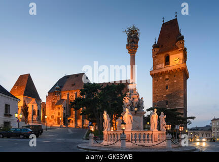 Perchtoldsdorf: Piazza Principale: A sinistra la chiesa di San Martino , la chiesa parrocchiale in centro , a destra della torre e nel foregrou Foto Stock