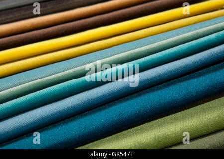 Colorato tessuto multicolore campioni swatch nel catalogo tessile tavolozza, selezione di diversi colori e texture gamma a ch Foto Stock