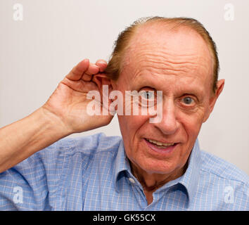 Problemi di udito uomo Foto Stock